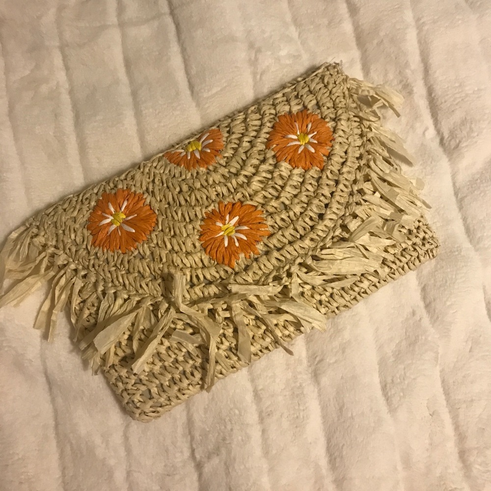 NWT MARLENE CROCHET DAISY CLUTCH - Picture 2 of 6